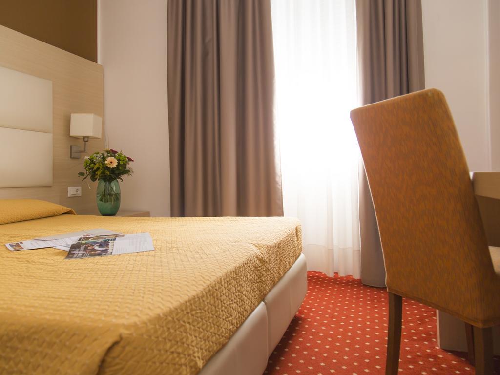 Hotel Regina Bolzano Bagian luar foto