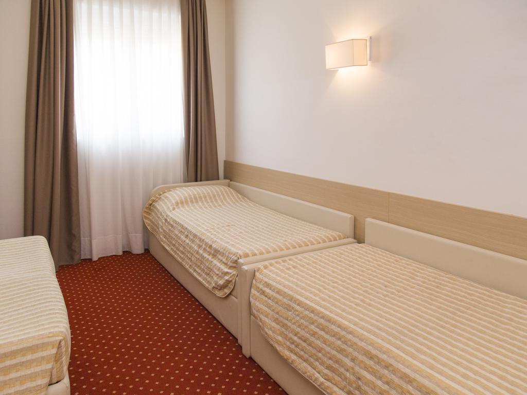 Hotel Regina Bolzano Bagian luar foto